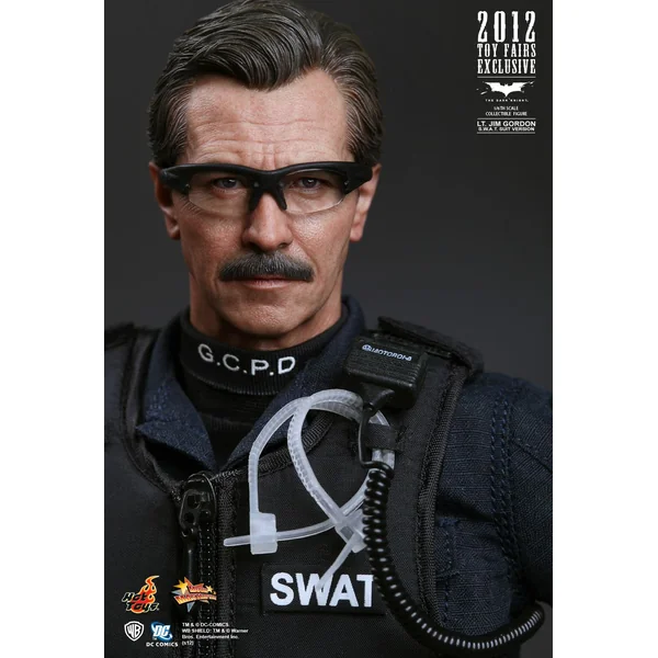 BATMAN, THE DARK KNIGHT: LT. JIM GORDON (S.W.A.T. SUIT VERSION), MOVIE MASTERPIECE MMS182 - figurine articulée 30 cm 1/6