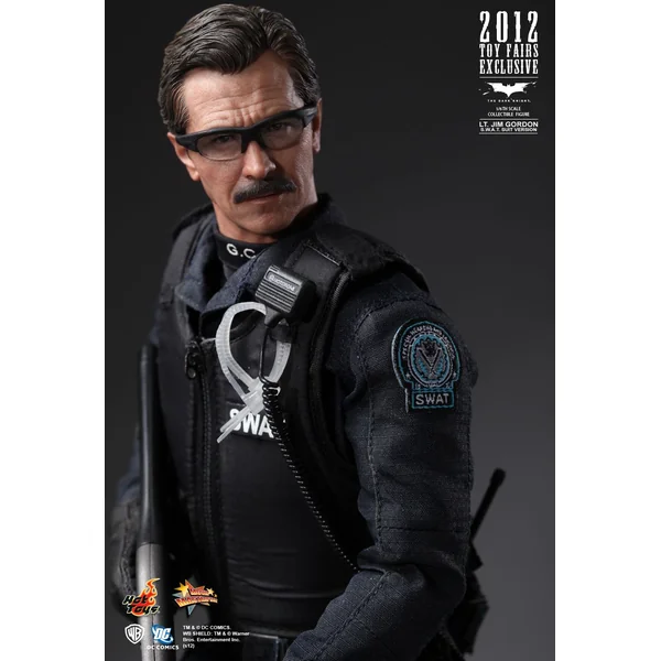 BATMAN, THE DARK KNIGHT: LT. JIM GORDON (S.W.A.T. SUIT VERSION), MOVIE MASTERPIECE MMS182 - figurine articulée 30 cm 1/6