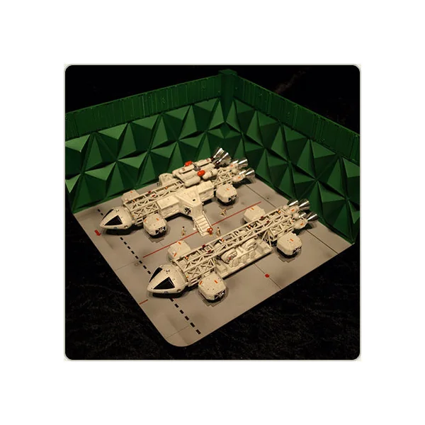 COSMOS 1999: DELUXE EAGLE HANGAR - diorama + véhicules miniatures 29 cm Sixteen 12 (EGT-06)