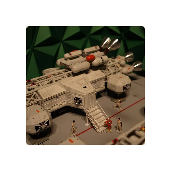 COSMOS 1999: DELUXE EAGLE HANGAR - diorama + véhicules miniatures 29 cm Sixteen 12 (EGT-06)