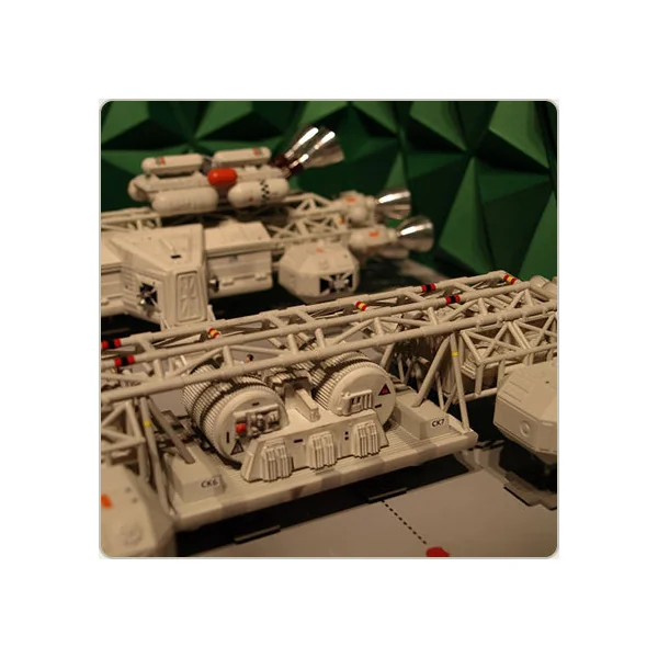 COSMOS 1999: DELUXE EAGLE HANGAR - diorama + véhicules miniatures 29 cm Sixteen 12 (EGT-06)