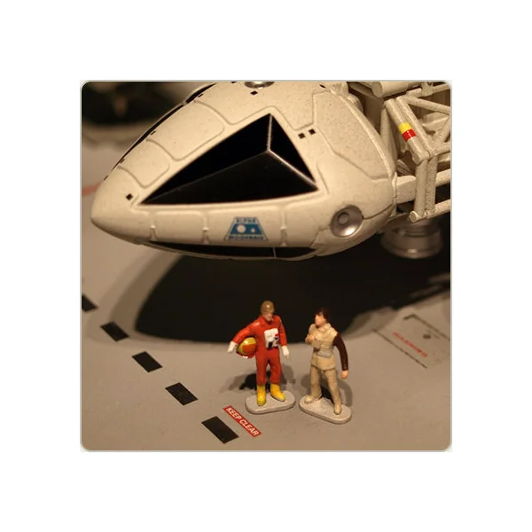 COSMOS 1999: DELUXE EAGLE HANGAR - diorama + véhicules miniatures 29 cm Sixteen 12 (EGT-06)