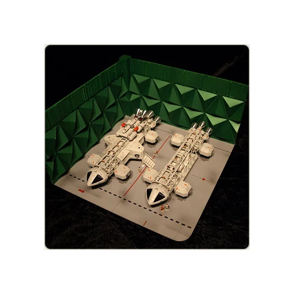 COSMOS 1999: DELUXE EAGLE HANGAR - diorama + véhicules miniatures 29 cm Sixteen 12 (EGT-06)