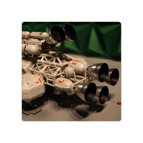 COSMOS 1999: DELUXE EAGLE HANGAR - diorama + véhicules miniatures 29 cm Sixteen 12 (EGT-06)