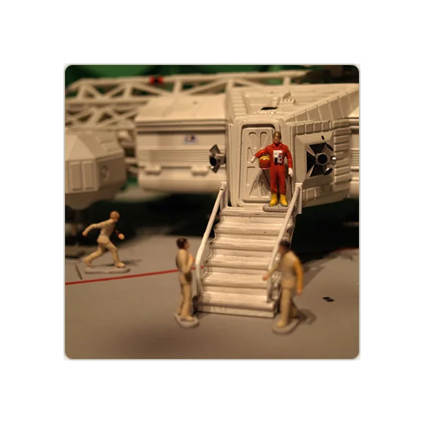 COSMOS 1999: DELUXE EAGLE HANGAR - diorama + véhicules miniatures 29 cm Sixteen 12 (EGT-06)