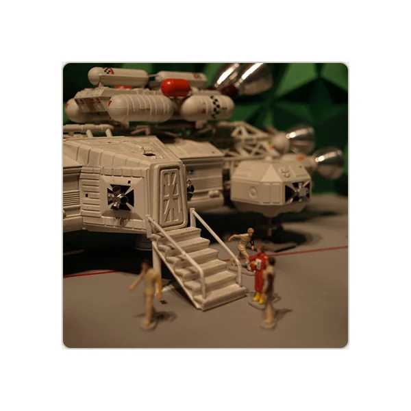 COSMOS 1999: DELUXE EAGLE HANGAR - diorama + véhicules miniatures 29 cm Sixteen 12 (EGT-06)