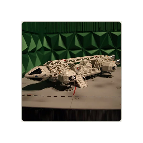 COSMOS 1999: DELUXE EAGLE HANGAR - diorama + véhicules miniatures 29 cm Sixteen 12 (EGT-06)