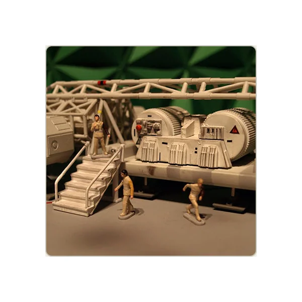 COSMOS 1999: DELUXE EAGLE HANGAR - diorama + véhicules miniatures 29 cm Sixteen 12 (EGT-06)