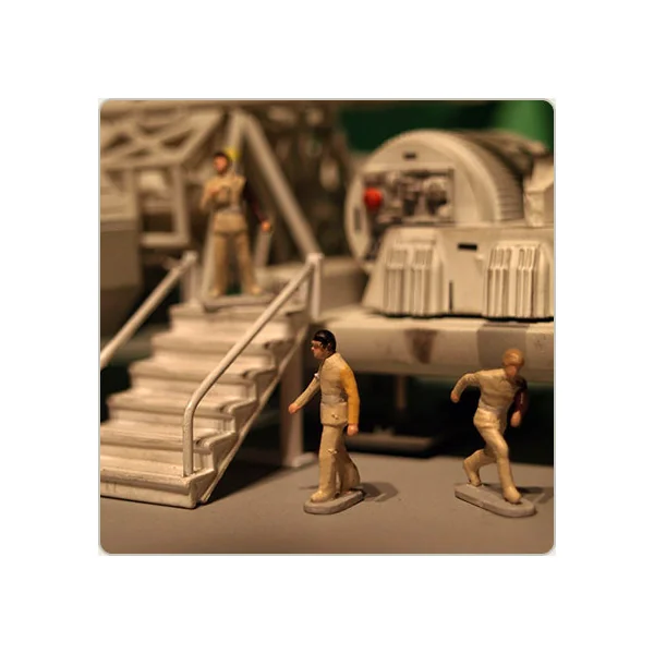 COSMOS 1999: DELUXE EAGLE HANGAR - diorama + véhicules miniatures 29 cm Sixteen 12 (EGT-06)