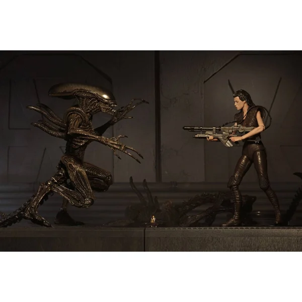 ELLEN RIPLEY CLONE 8 FIGURINE ALIENS RESURRECTION ALIENS SERIES 14 NECA 18 CM