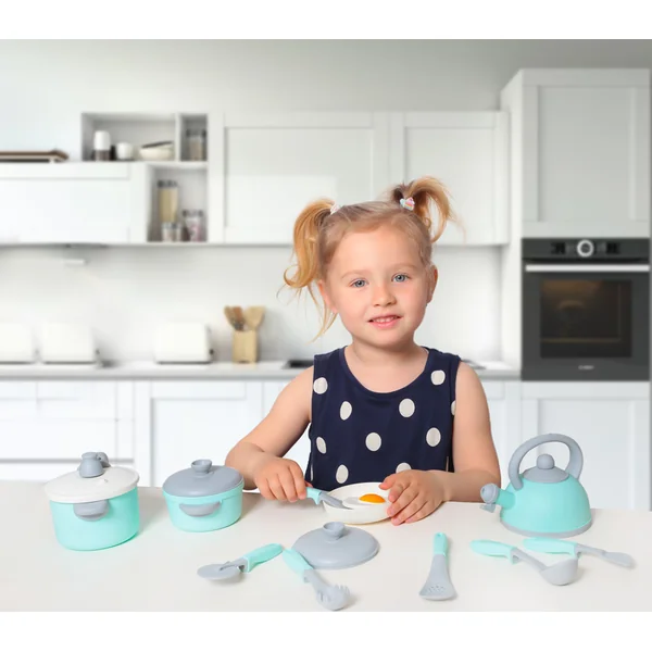 Ensemble de cuisine avec vaisselle