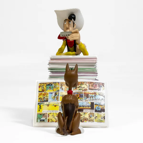 Figurine de collection Lucky Luke et Rantanplan pile d'albums, Collectoys 2023 (000391)