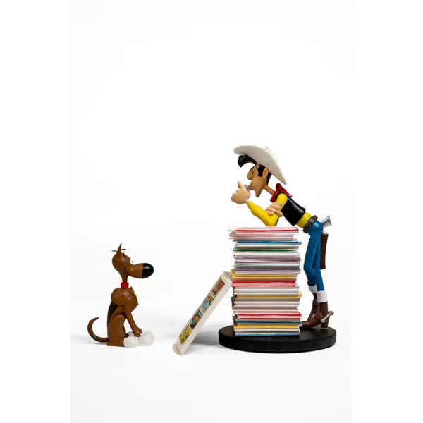 Figurine de collection Lucky Luke et Rantanplan pile d'albums, Collectoys 2023 (000391)