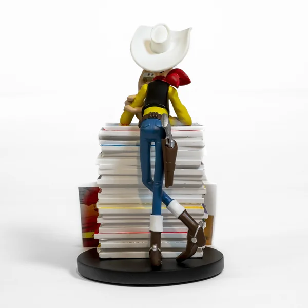 Figurine de collection Lucky Luke et Rantanplan pile d'albums, Collectoys 2023 (000391)