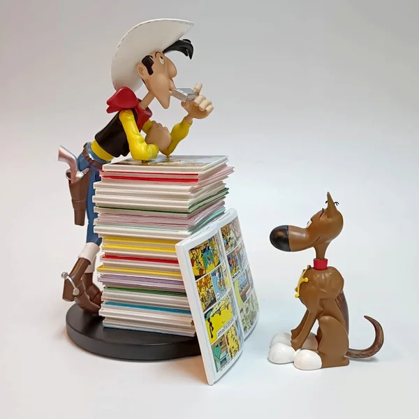 Figurine de collection Lucky Luke et Rantanplan pile d'albums, Collectoys 2023 (000391)
