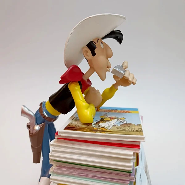 Figurine de collection Lucky Luke et Rantanplan pile d'albums, Collectoys 2023 (000391)