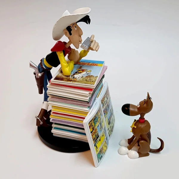Figurine de collection Lucky Luke et Rantanplan pile d'albums, Collectoys 2023 (000391)