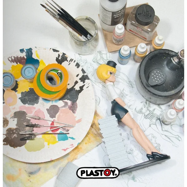 Figurine de collection Natacha et la pile d'albums (F. Walthéry) Collectoys 2023 (00340)